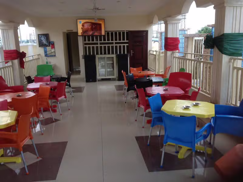 OSPUC HOTEL restaurant seating area