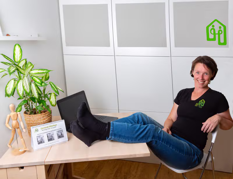 Vrouw die zachte bewegingen doet in het zonlicht