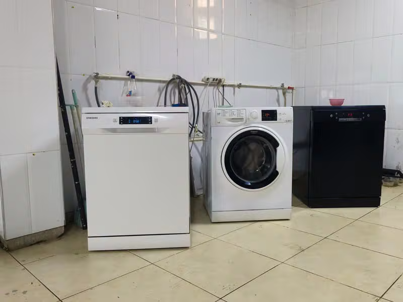 Dükkan içi beyaz eşya tamir atölyesi
