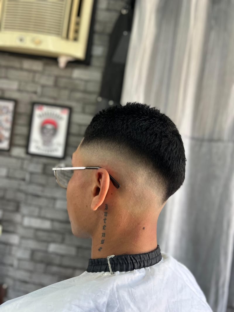 Barbeiro profissional cortando o cabelo de um cliente