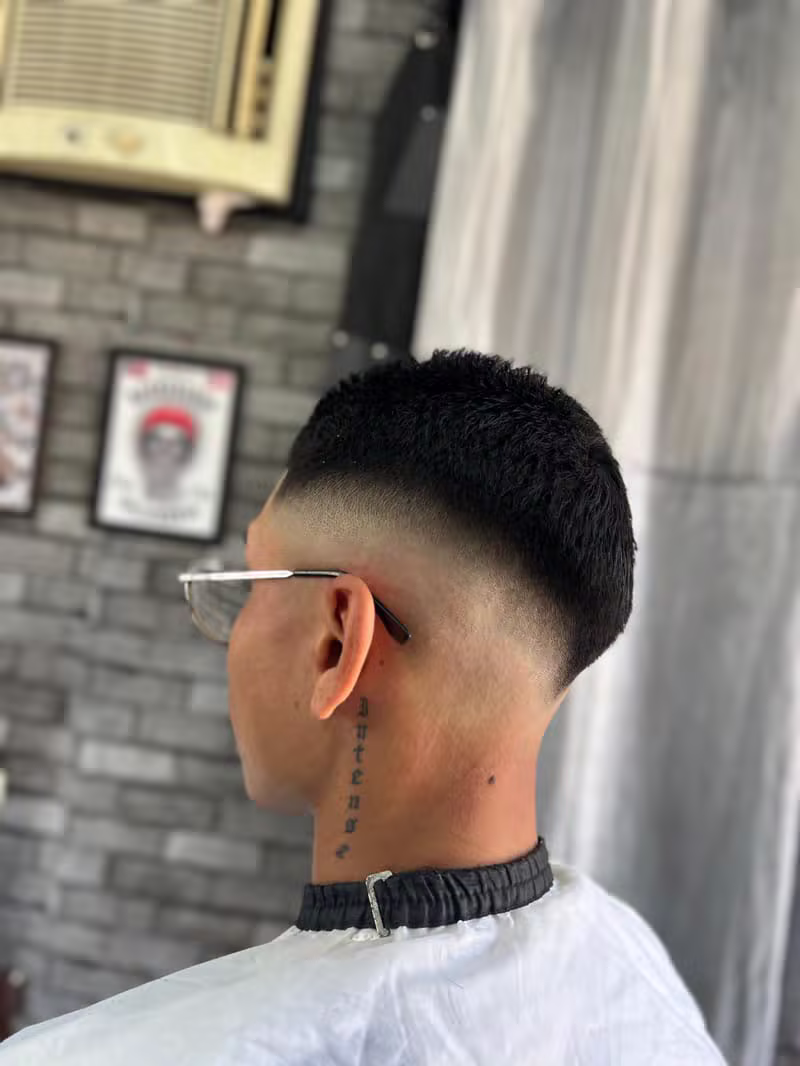 Barbeiro profissional cortando o cabelo de um cliente