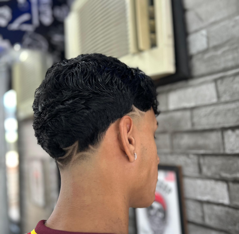Ferramentas profissionais em ambiente de barbearia