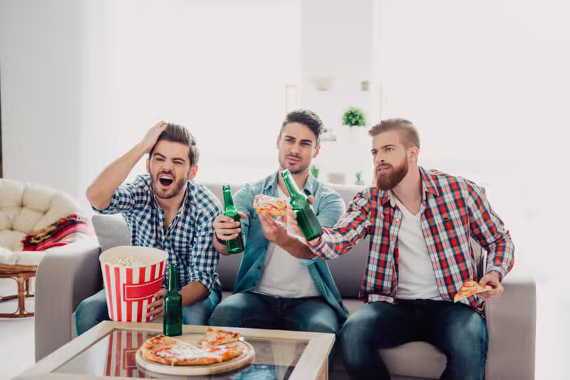 Người hâm mộ cuồng nhiệt cổ vũ bóng đá
