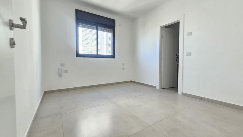 למכירה: 5 חדרים חדשה עם סוכה ברחוב אלונים פתח תקווה
