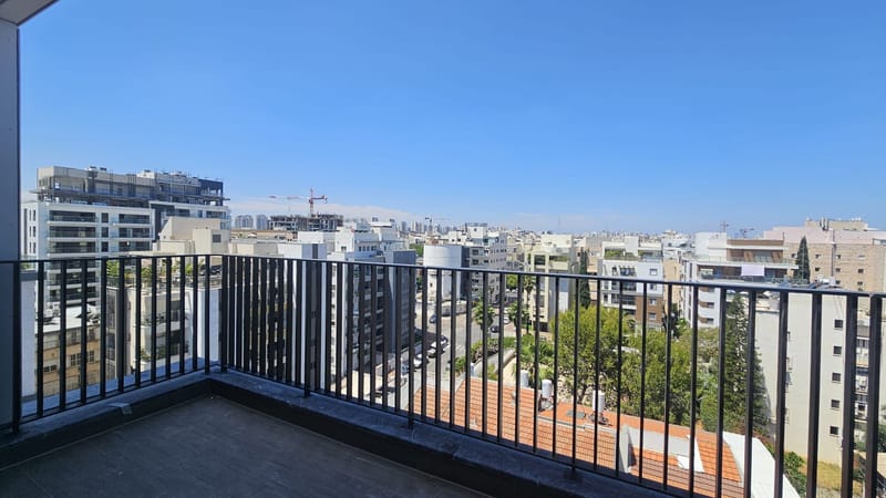 למכירה: 5 חדרים חדשה עם סוכה ברחוב אלונים פתח תקווה