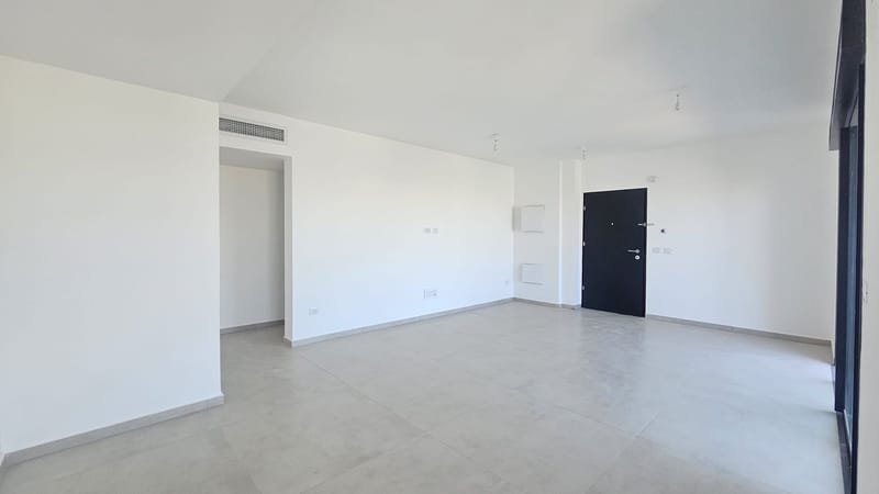 למכירה: 5 חדרים חדשה עם סוכה ברחוב אלונים פתח תקווה