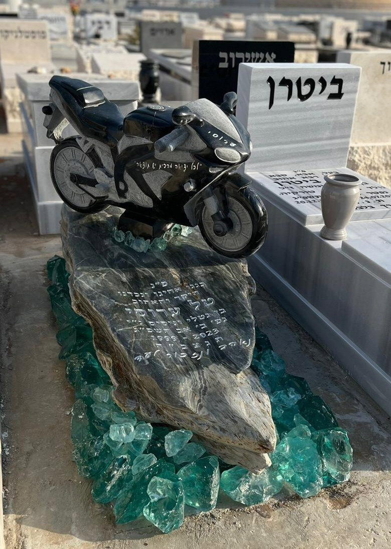 מצבה מעוצבת ליחיד