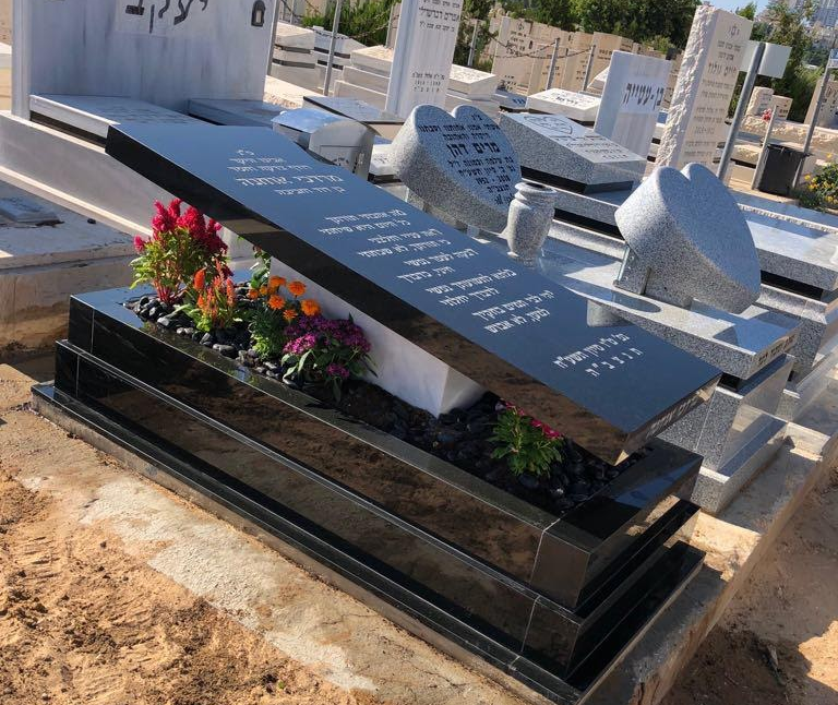 מצבה צפה מעוצבת בשיפוע מגרניט שחור ליחיד