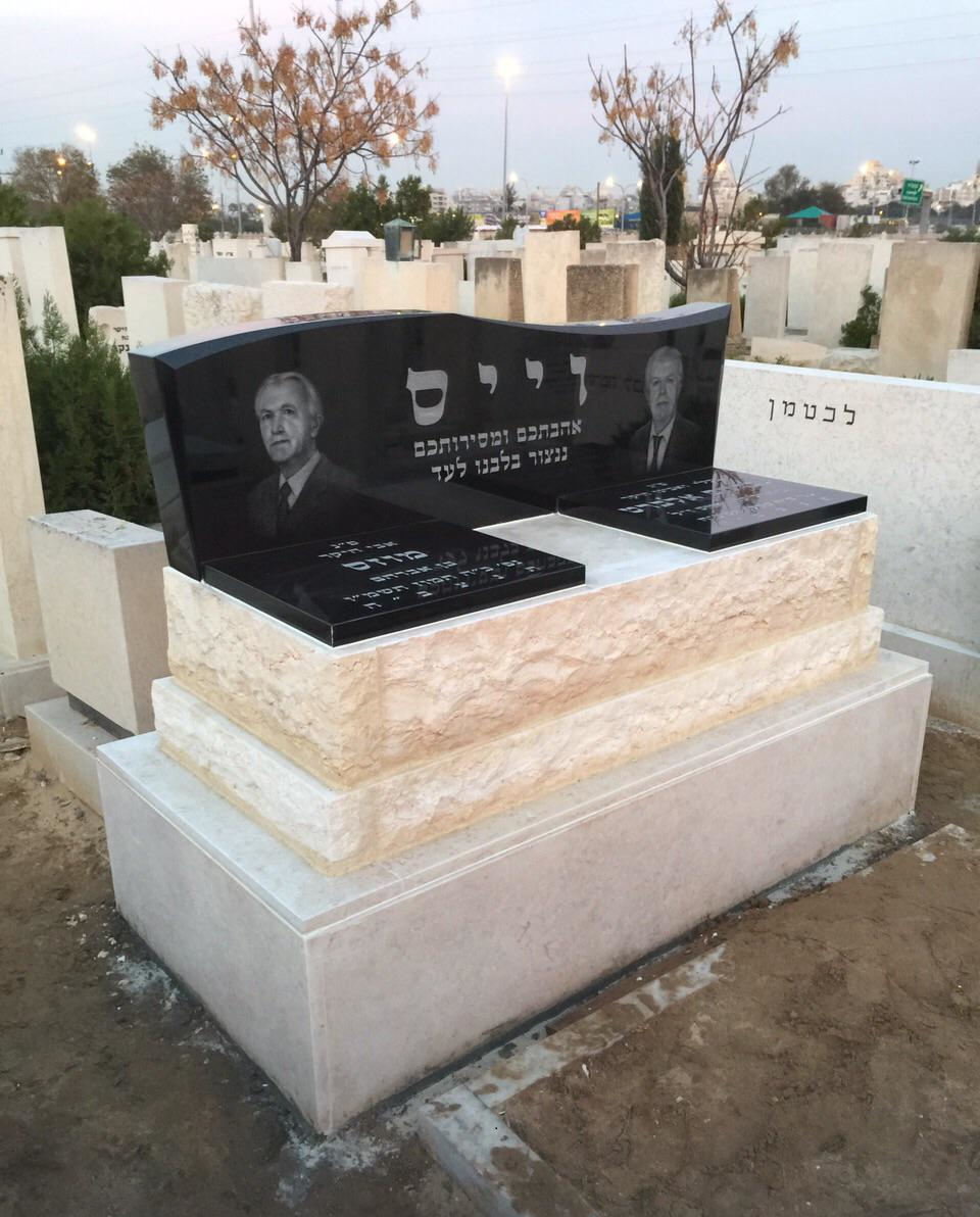 מצבה משפחתית (אחד מעל השני) מעוצבת מאבן וגרניט שחור עם תמונות הנפטרים