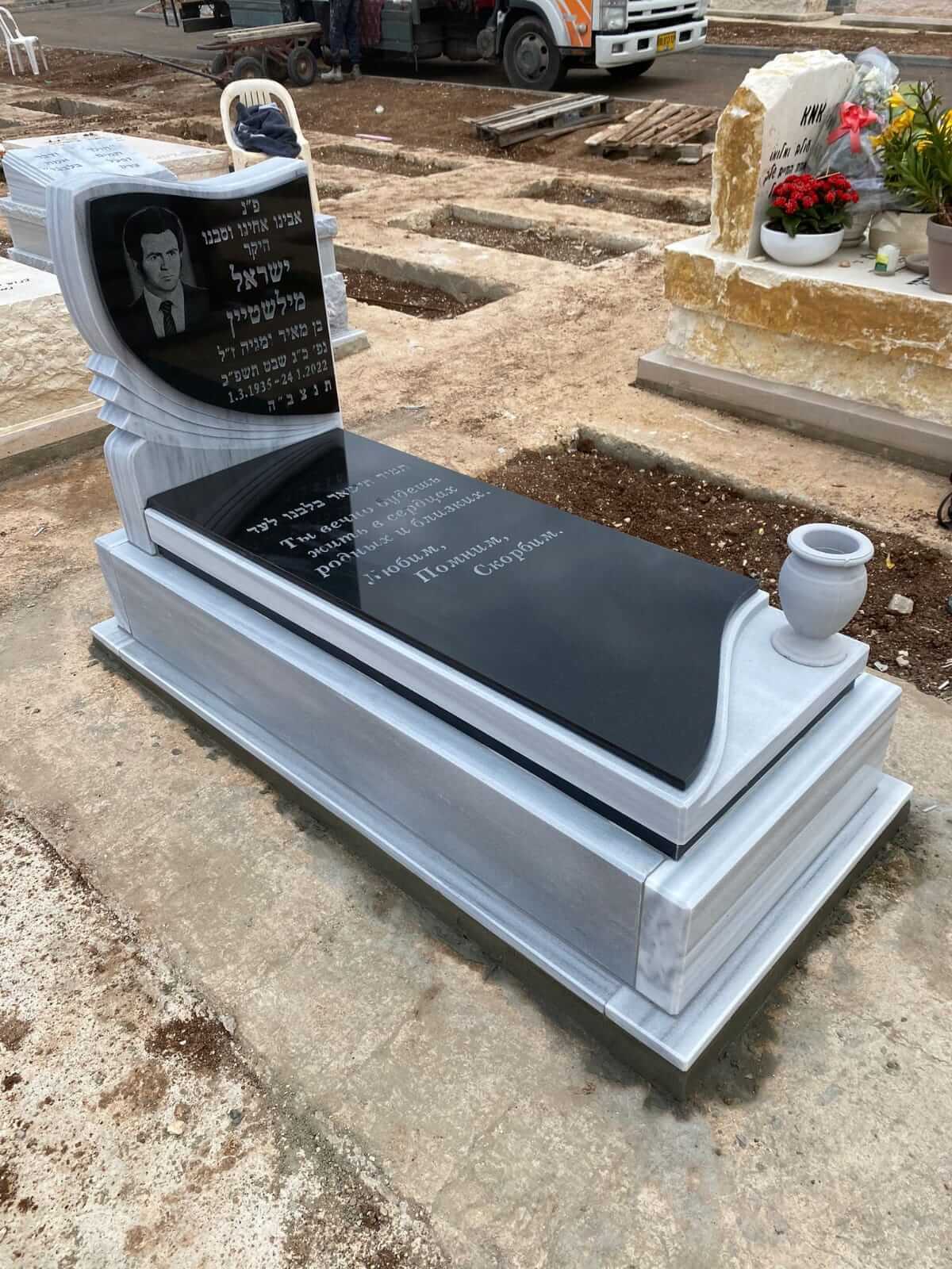 מצבה מעוצבת ליחיד משיש טורקי וגרניט שחור עם תמונת הנפטר