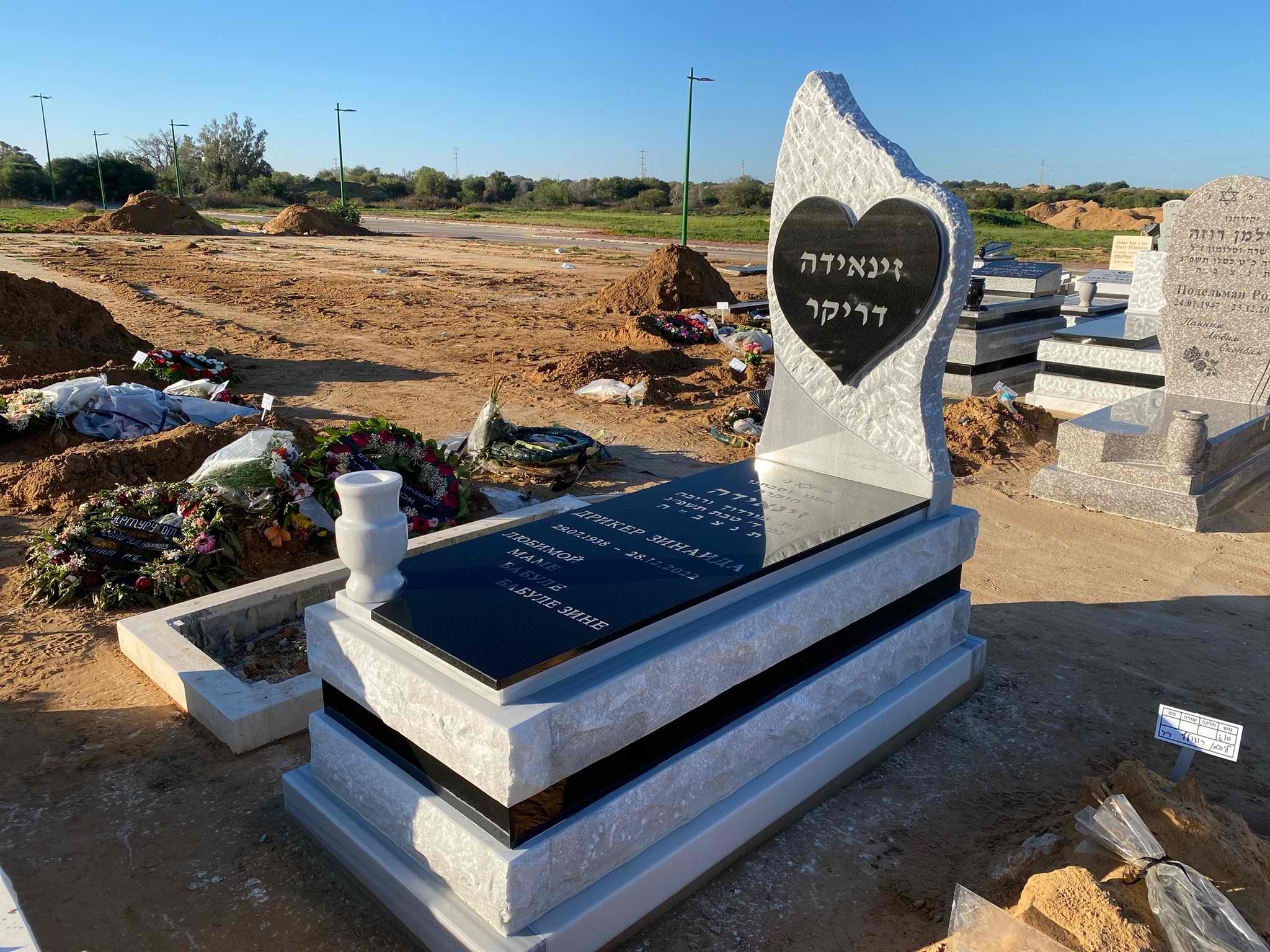 מצבה מעוצבת עם פלטה ולב מעוצב מגרניט שחור