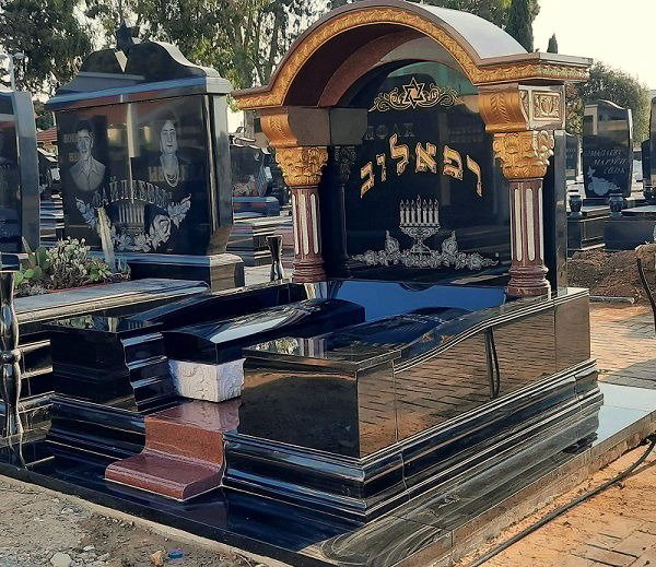 מצבה כפולה מעוצבת מגרניט שחור בשילוב חומרים נוספים
