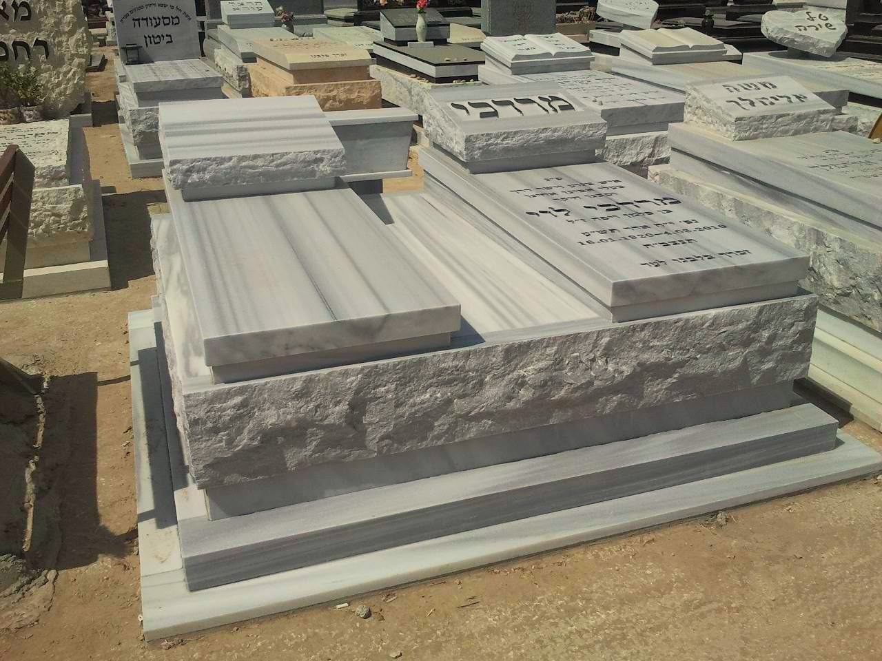 מצבה כפולה מעוצבת משיש טורקי