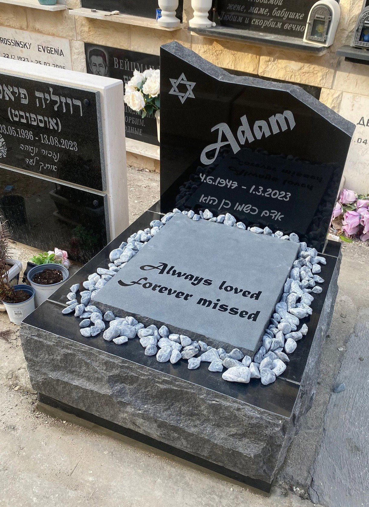 חצי מצבה מעוצבת ליחיד