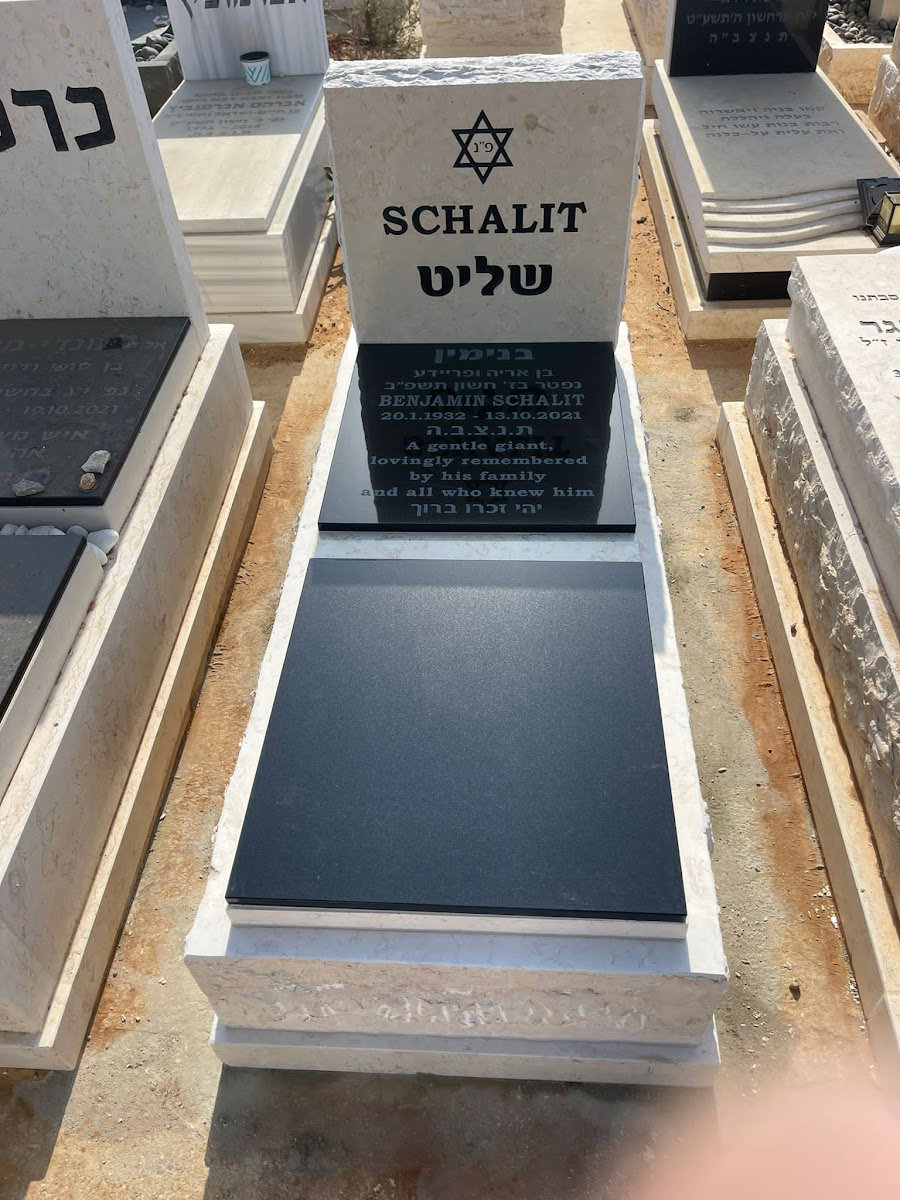 מצבה משפחתית (אחד מעל השני) משולבת אבן שיש בגוון בהיר, וגרניט שחור