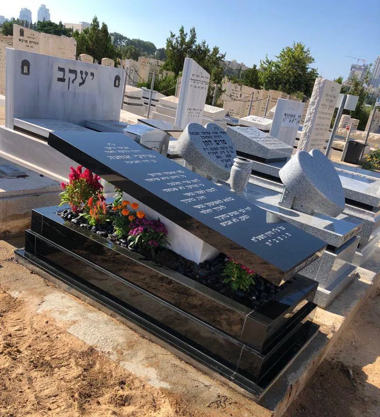 מצבה יוקרתית מגרניט שחור