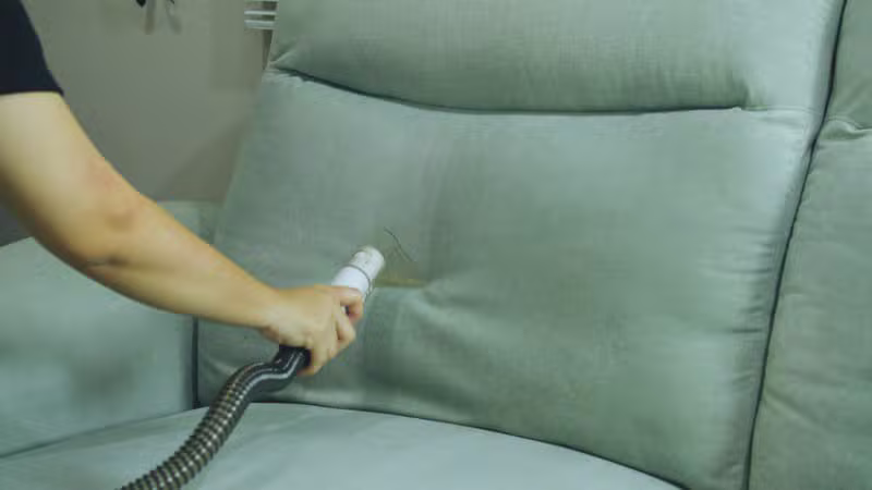 Arbeidsbilde for Rens av sofa og møbelstoff