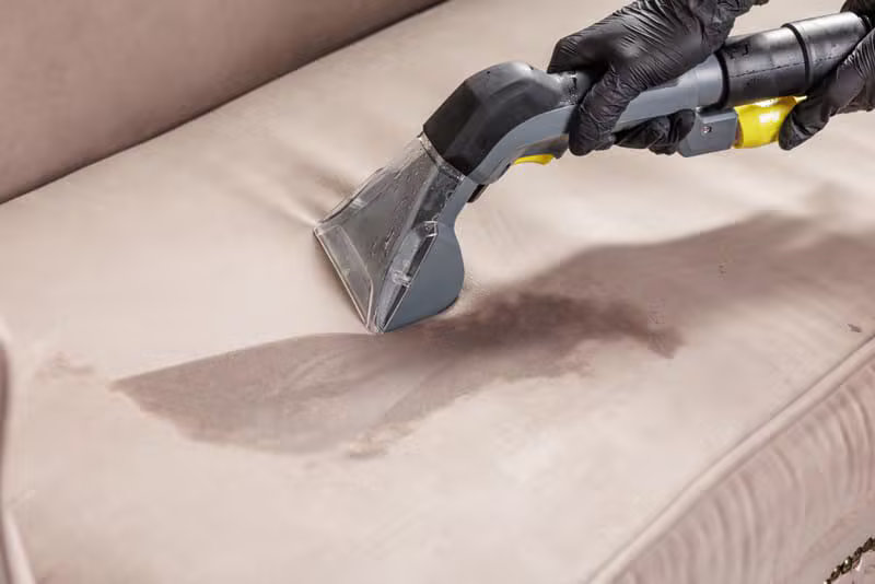 Arbeidsbilde for Rens av sofa og møbelstoff