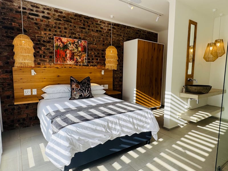 1x King Size Bed and 2x Queen Beds