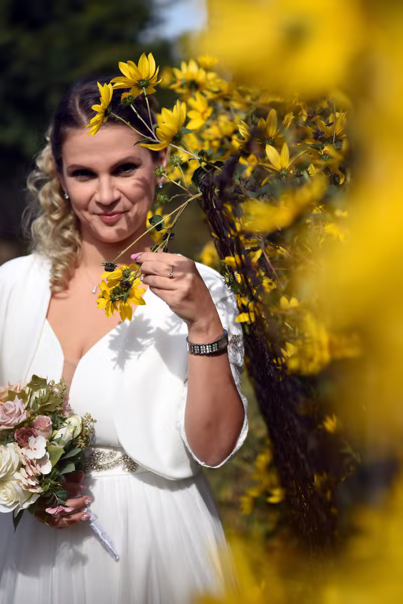 Menyasszony sárga virágok között