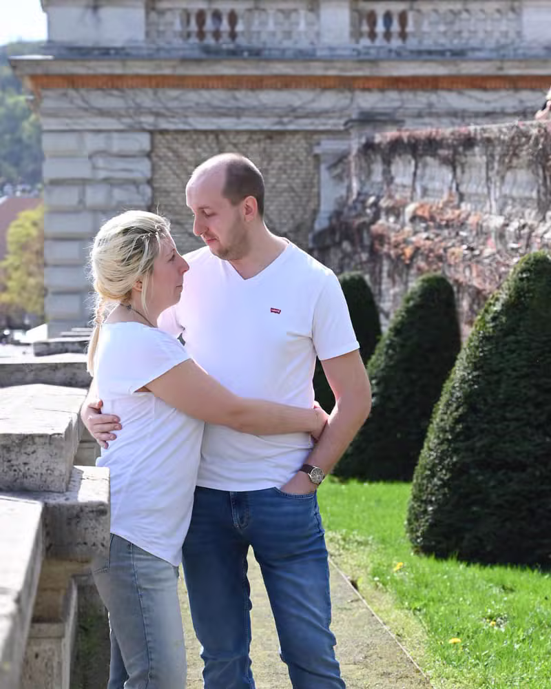 Pár ölelkezik
