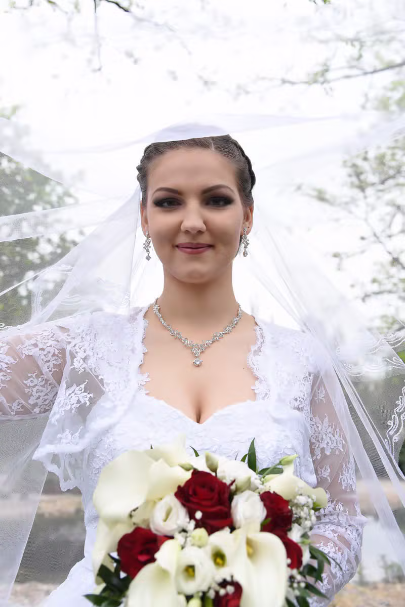 Menyasszony fátyollal és csokorral