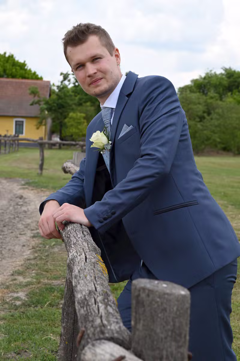 Vőlegény portré a szabadban