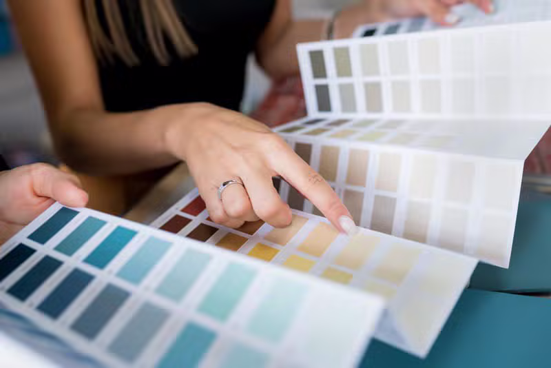 Architecte présentant des plans à un client