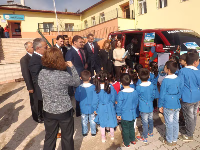 Masal Otobüsü Muşruf İlkokulunda Öğrencilerle Buluştu