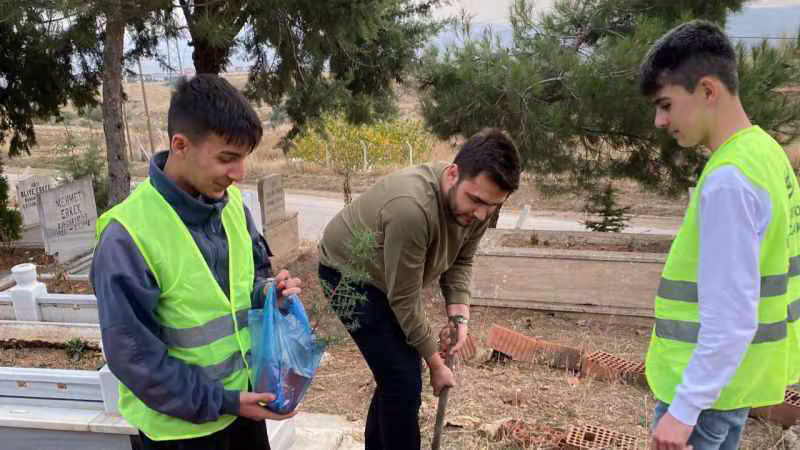 Muşruf Köyü Mezarlığında Temizlik ve Fidan Dikimi