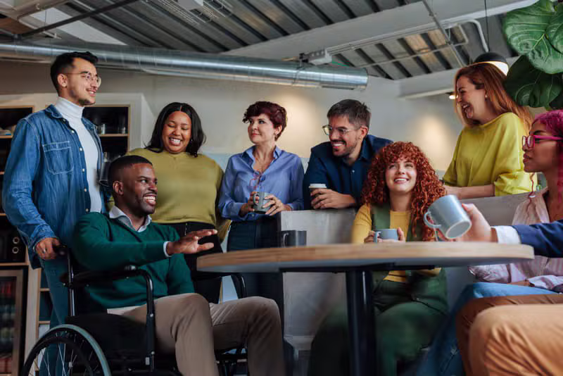 Equipo de profesionales en una reunión de negocios exitosa