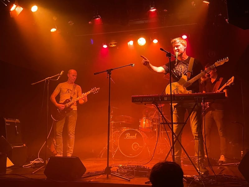 Concert live du groupe de rock alternatif Urban Seas