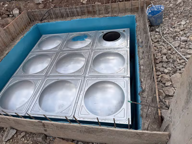 Modular underground water tank installation