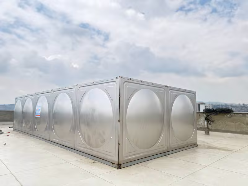 Rooftop stainless steel modular water tank