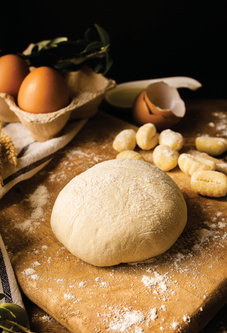 Massas frescas e ingredientes rústicos em uma cozinha italiana