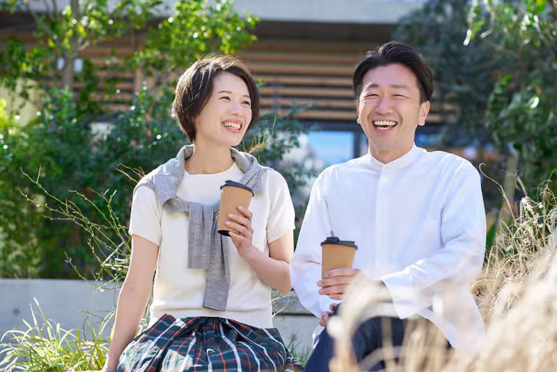 カフェで談笑するアジア人カップル