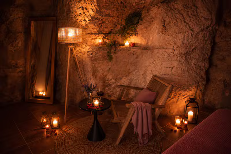 Rincón de relax con pared de piedra