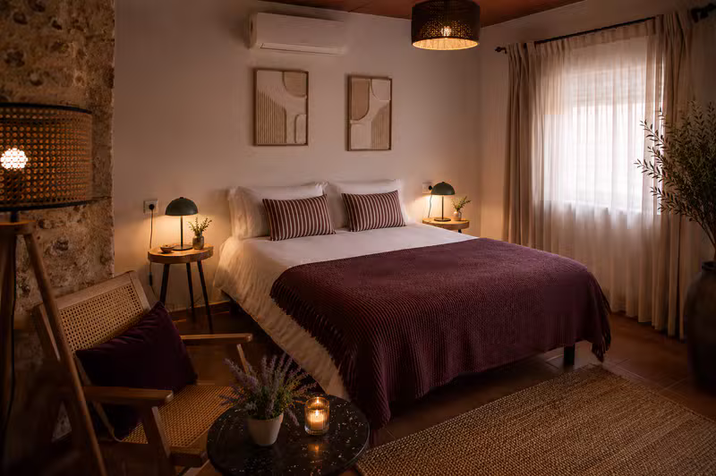 Dormitorio rústico con cama de 1.80m