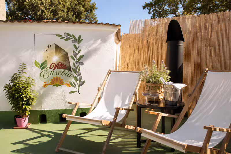Terraza superior con logo