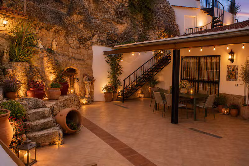 Terraza exterior iluminada con comedor