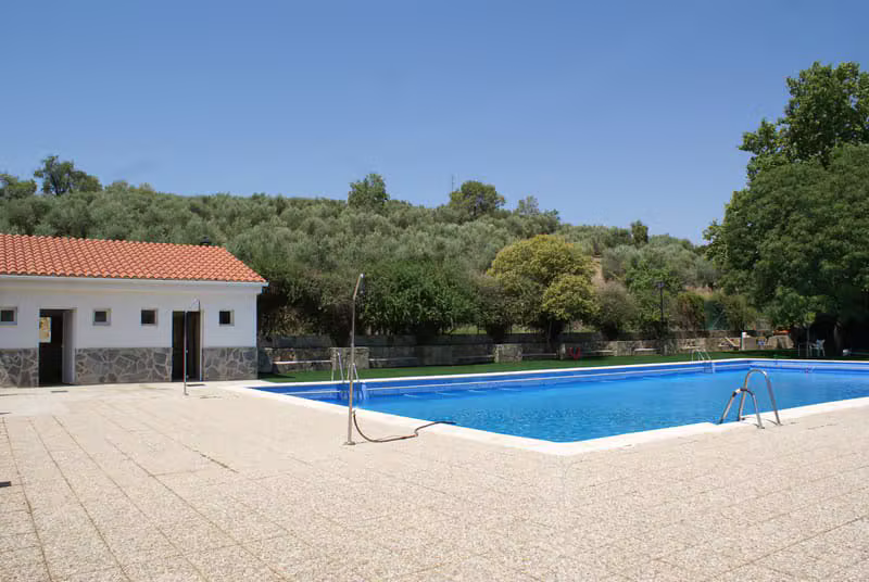 Edificio y entorno arbolado de la piscina municipal de Sorihuela