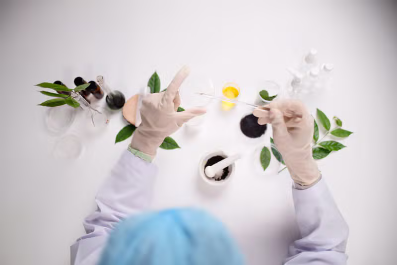خبراء تصنيع مستحضرات التجميل في مختبراتنا