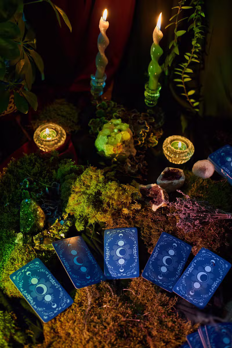 Cartas de tarot en un ambiente iluminado y místico
