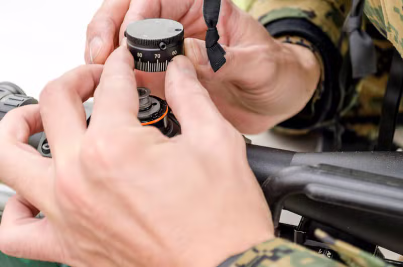 Armurier ajustant une lunette de précision sur une carabine de chasse