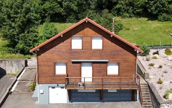 Decapage écologique d un chalet bardage mélèze .