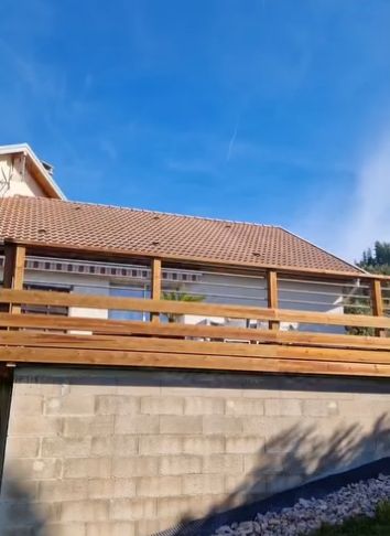 Grade corps inox et bois.