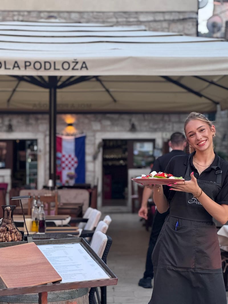 Restoran Mola Podloža na kamenom trgu