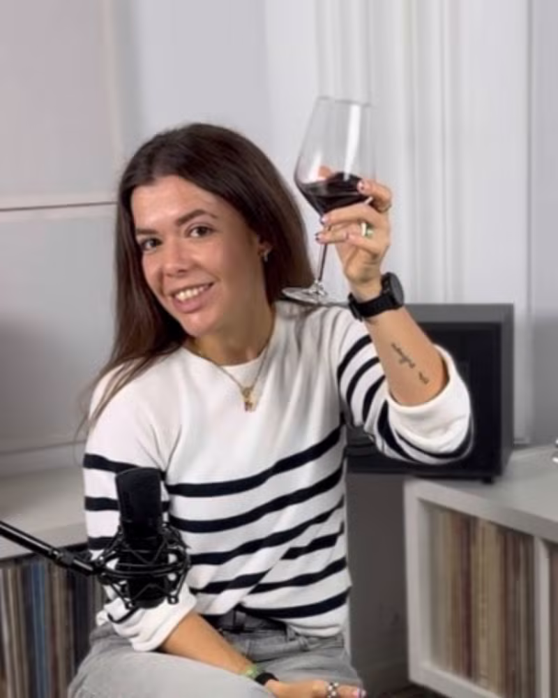 Elvi brindando con copa de vino tinto