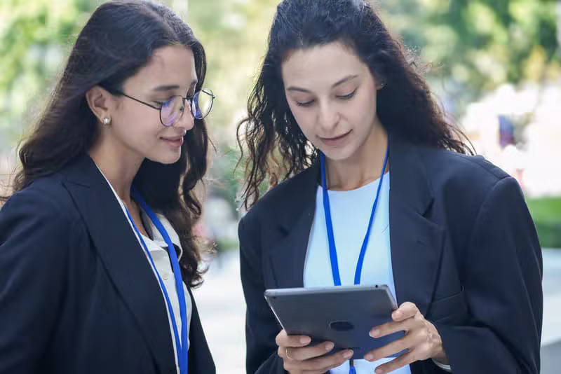 Consultor da VALORA em ambiente corporativo moderno