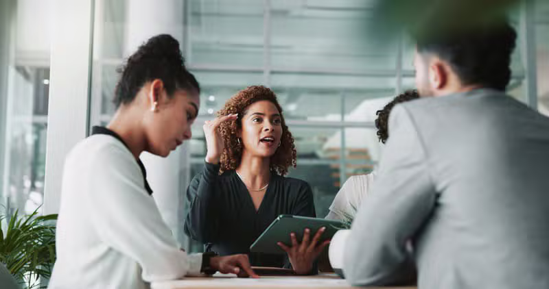 Avvocate che discutono un caso in ufficio